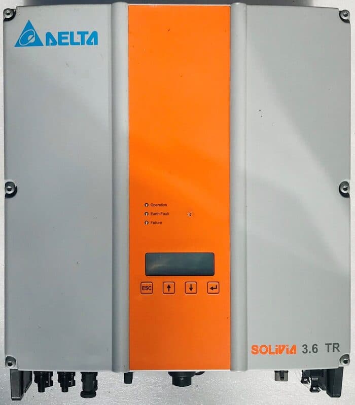 Delta SOLIVIA 3.6 TR inverter monteret på en væg